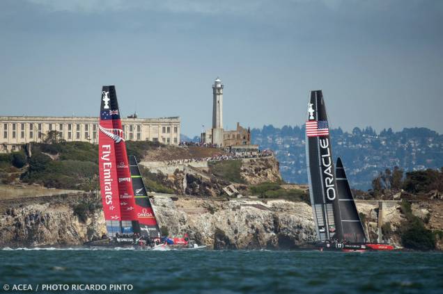 A Americas Cup de 2013 acontece no sistema match race (barco contra barco). O atual campeão, o Oracle Team USA, disputa o título contra o desafiante Emirates Team New Zealand, vencedor da Louis Vuitton Cup, o torneio que define quem tem o direito de ser o finalista A Americas Cup de 2013 acontece no sistema match race (barco contra barco). O atual campeão, o Oracle Team USA, disputa o título contra o desafiante Emirates Team New Zealand, vencedor da Louis Vuitton Cup, o torneio que define quem tem o direito de ser o finalista
