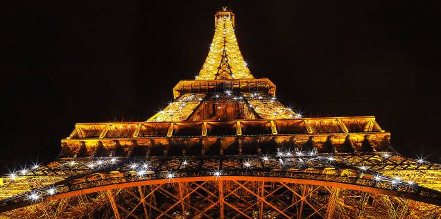<strong>Estágio em francês</strong>Das 12 semanas do curso de francês na <a href="https://ef.com.br" rel="EF Language Centres" target="_blank">EF Language Centres</a>, em Paris, quatro serão complementadas por um estágio não renumerado em área à escolha do estudante: turismo, negócios, mídia, sustentabilidade ou meio ambiente. Para reforçar a aptidão do futuro candidato a emprego, o programa terá ainda aulas sobre técnicas de entrevista em francês. A estadia, em casa de família, inclui meia-pensão durante a semana e pensão completa nos findis.<strong>QUANDO: </strong>Até dezembro<strong>QUEM LEVA:</strong> A <a href="https://ef.com.br" rel="EF" target="_blank">EF</a><strong>QUANTO: </strong>US$ 11 590 <strong>Estágio em francês</strong>Das 12 semanas do curso de francês na <a href="https://ef.com.br" rel="EF Language Centres" target="_blank">EF Language Centres</a>, em Paris, quatro serão complementadas por um estágio não renumerado em área à escolha do estudante: turismo, negócios, mídia, sustentabilidade ou meio ambiente. Para reforçar a aptidão do futuro candidato a emprego, o programa terá ainda aulas sobre técnicas de entrevista em francês. A estadia, em casa de família, inclui meia-pensão durante a semana e pensão completa nos findis.<strong>QUANDO: </strong>Até dezembro<strong>QUEM LEVA:</strong> A <a href="https://ef.com.br" rel="EF" target="_blank">EF</a><strong>QUANTO: </strong>US$ 11 590