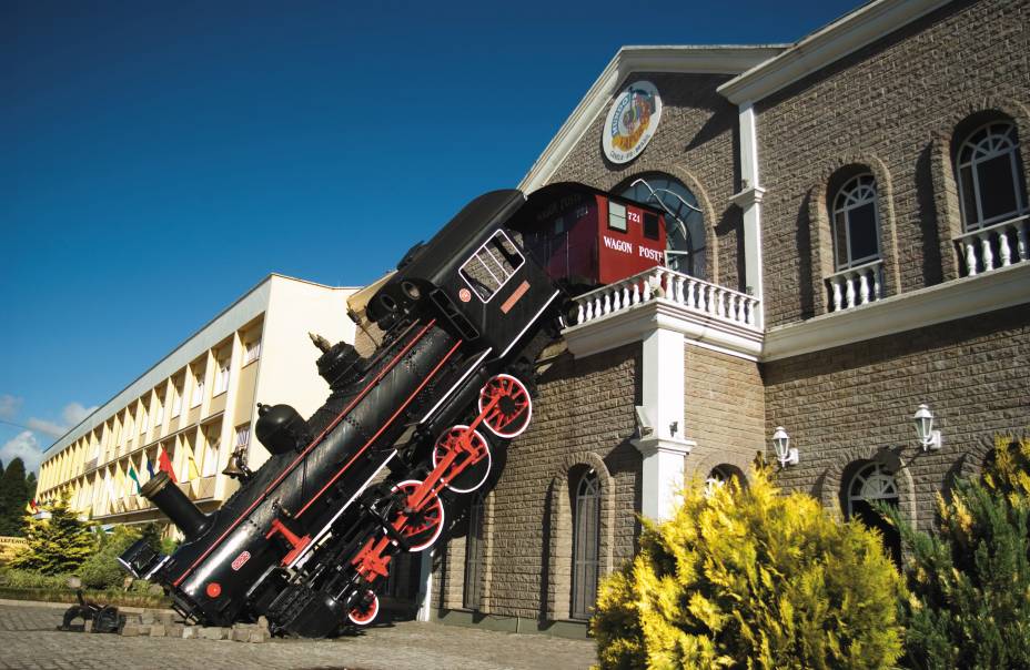 <strong>Serra Gaúcha, Rio Grande do Sul</strong> Parques floridos, boa comida e uma natureza singular. Uma viagem à Serra Gaúcha é uma opção sólida para quem tem crianças no banco de trás do carro. Há passeio de maria-fumaça entre <a href="https://viajeaqui.abril.com.br/cidades/br-rs-garibaldi" rel="Garibaldi" target="_blank">Garibaldi</a> e <a href="https://viajeaqui.abril.com.br/cidades/br-rs-carlos-barbosa" rel="Carlos Barbosa " target="_blank">Carlos Barbosa</a> - a capital brasileira do futsal, as encantadoras construções do <a href="https://viajeaqui.abril.com.br/estabelecimentos/br-rs-gramado-atracao-mini-mundo" rel="Mini Mundo " target="_blank">Mini Mundo</a> e os automóveis antigos do <a href="https://viajeaqui.abril.com.br/estabelecimentos/br-rs-gramado-atracao-museu-hollywood-dream-cars" rel="Hollywood Dream Cars" target="_blank">Hollywood Dream Cars</a>, ambos em <a href="https://viajeaqui.abril.com.br/cidades/br-rs-gramado" rel="Gramado" target="_blank">Gramado</a>, e o belo <a href="https://viajeaqui.abril.com.br/estabelecimentos/br-rs-canela-atracao-parque-do-caracol" rel="Parque do Caracol " target="_blank">Parque do Caracol</a> e o <a href="https://viajeaqui.abril.com.br/estabelecimentos/br-rs-canela-atracao-mundo-a-vapor" rel="Mundo a Vapor" target="_blank">Mundo a Vapor</a>, em <a href="https://viajeaqui.abril.com.br/cidades/br-rs-canela" rel="Canela" target="_blank">Canela</a> <strong>Serra Gaúcha, Rio Grande do Sul</strong> Parques floridos, boa comida e uma natureza singular. Uma viagem à Serra Gaúcha é uma opção sólida para quem tem crianças no banco de trás do carro. Há passeio de maria-fumaça entre <a href="https://viajeaqui.abril.com.br/cidades/br-rs-garibaldi" rel="Garibaldi" target="_blank">Garibaldi</a> e <a href="https://viajeaqui.abril.com.br/cidades/br-rs-carlos-barbosa" rel="Carlos Barbosa " target="_blank">Carlos Barbosa</a> - a capital brasileira do futsal, as encantadoras construções do <a href="https://viajeaqui.abril.com.br/estabelecimentos/br-rs-gramado-atracao-mini-mundo" rel="Mini Mundo " target="_blank">Mini Mundo</a> e os automóveis antigos do <a href="https://viajeaqui.abril.com.br/estabelecimentos/br-rs-gramado-atracao-museu-hollywood-dream-cars" rel="Hollywood Dream Cars" target="_blank">Hollywood Dream Cars</a>, ambos em <a href="https://viajeaqui.abril.com.br/cidades/br-rs-gramado" rel="Gramado" target="_blank">Gramado</a>, e o belo <a href="https://viajeaqui.abril.com.br/estabelecimentos/br-rs-canela-atracao-parque-do-caracol" rel="Parque do Caracol " target="_blank">Parque do Caracol</a> e o <a href="https://viajeaqui.abril.com.br/estabelecimentos/br-rs-canela-atracao-mundo-a-vapor" rel="Mundo a Vapor" target="_blank">Mundo a Vapor</a>, em <a href="https://viajeaqui.abril.com.br/cidades/br-rs-canela" rel="Canela" target="_blank">Canela</a>