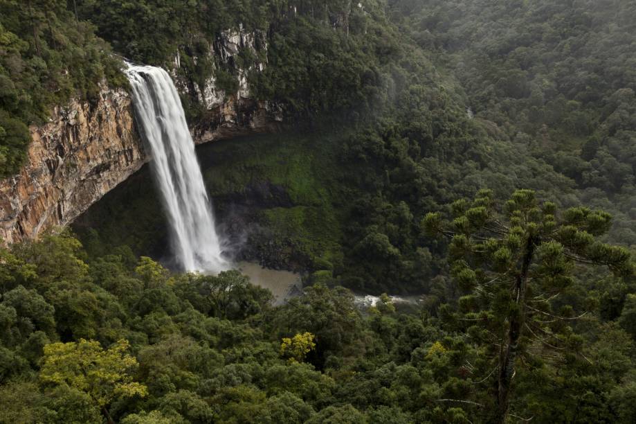 <strong>Canela (Rio Grande do Sul)</strong> Mais calma que a vizinha Gramado, <a href="https://viajeaqui.abril.com.br/cidades/br-rs-canela">Canela</a> não se limita à Cascata do Caracol, a mais alta do <a href="https://viajeaqui.abril.com.br/estados/br-rio-grande-do-sul">Rio Grande do Sul</a>. Aqui estão restaurantes estrelados, o Parque da Ferradura e um ar bucólico de montanha que agrada famílias e casais. <em><a href="https://www.booking.com/searchresults.pt-br.html?aid=332455&lang=pt-br&sid=eedbe6de09e709d664615ac6f1b39a5d&sb=1&src=searchresults&src_elem=sb&error_url=https%3A%2F%2Fwww.booking.com%2Fsearchresults.pt-br.html%3Faid%3D332455%3Bsid%3Deedbe6de09e709d664615ac6f1b39a5d%3Bcity%3D-657322%3Bclass_interval%3D1%3Bdest_id%3D900051096%3Bdest_type%3Dcity%3Bdtdisc%3D0%3Bfrom_sf%3D1%3Bgroup_adults%3D2%3Bgroup_children%3D0%3Binac%3D0%3Bindex_postcard%3D0%3Blabel_click%3Dundef%3Bno_rooms%3D1%3Boffset%3D0%3Bpostcard%3D0%3Braw_dest_type%3Dcity%3Broom1%3DA%252CA%3Bsb_price_type%3Dtotal%3Bsearch_selected%3D1%3Bsrc%3Dsearchresults%3Bsrc_elem%3Dsb%3Bss%3DGuaramiranga%252C%2520%25E2%2580%258BCear%25C3%25A1%252C%2520%25E2%2580%258BBrasil%3Bss_all%3D0%3Bss_raw%3DGuaramiranga%3Bssb%3Dempty%3Bsshis%3D0%3Bssne_untouched%3DNova%2520Friburgo%26%3B&ss=Canela%2C+%E2%80%8BRio+Grande+do+Sul%2C+%E2%80%8BBrasil&ssne=Guaramiranga&ssne_untouched=Guaramiranga&city=900051096&checkin_monthday=&checkin_month=&checkin_year=&checkout_monthday=&checkout_month=&checkout_year=&no_rooms=1&group_adults=2&group_children=0&highlighted_hotels=&from_sf=1&ss_raw=Canela&ac_position=0&ac_langcode=xb&dest_id=-634523&dest_type=city&search_pageview_id=a5499277500a0432&search_selected=true&search_pageview_id=a5499277500a0432&ac_suggestion_list_length=5&ac_suggestion_theme_list_length=0" target="_blank" rel="noopener">Busque hospedagens em Canela no Booking.com</a></em>