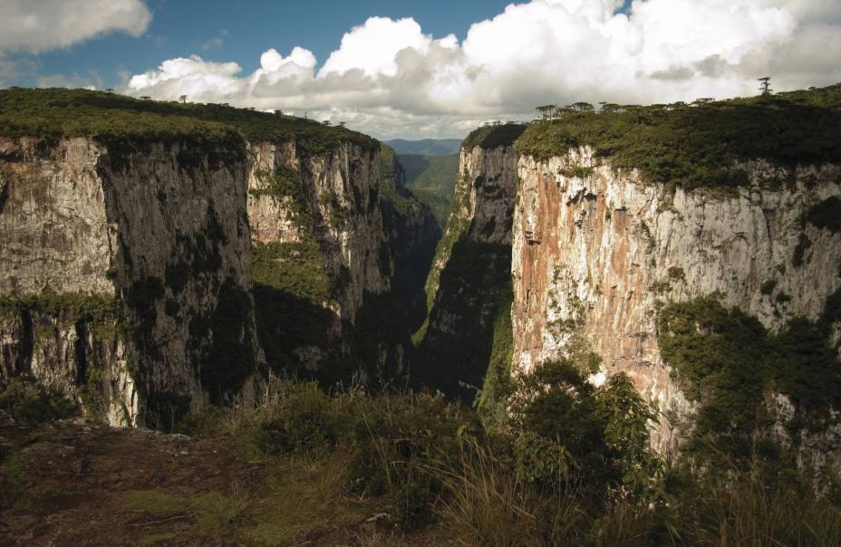 <strong>Cambará do Sul (Rio Grande do Sul)</strong> Antessala para os parques nacionais da Serra Geral e Aparados da Serra, a gaúcha <a href="https://viajeaqui.abril.com.br/cidades/br-rs-cambara-do-sul">Cambará do Sul</a> é o trampolim perfeito para duas das mais belas paisagens do país, os cânions Itaimbezinho (foto) e Fortaleza. <a href="https://www.booking.com/searchresults.pt-br.html?aid=332455&lang=pt-br&sid=eedbe6de09e709d664615ac6f1b39a5d&sb=1&src=searchresults&src_elem=sb&error_url=https%3A%2F%2Fwww.booking.com%2Fsearchresults.pt-br.html%3Faid%3D332455%3Bsid%3Deedbe6de09e709d664615ac6f1b39a5d%3Bcity%3D-634196%3Bclass_interval%3D1%3Bdest_id%3D-629235%3Bdest_type%3Dcity%3Bdtdisc%3D0%3Bfrom_sf%3D1%3Bgroup_adults%3D2%3Bgroup_children%3D0%3Binac%3D0%3Bindex_postcard%3D0%3Blabel_click%3Dundef%3Bno_rooms%3D1%3Boffset%3D0%3Bpostcard%3D0%3Braw_dest_type%3Dcity%3Broom1%3DA%252CA%3Bsb_price_type%3Dtotal%3Bsearch_selected%3D1%3Bsrc%3Dsearchresults%3Bsrc_elem%3Dsb%3Bss%3DBento%2520Gon%25C3%25A7alves%252C%2520%25E2%2580%258BRio%2520Grande%2520do%2520Sul%252C%2520%25E2%2580%258BBrasil%3Bss_all%3D0%3Bss_raw%3DBento%2520Gon%25C3%25A7alves%3Bssb%3Dempty%3Bsshis%3D0%3Bssne_untouched%3DCampos%2520do%2520Jord%25C3%25A3o%26%3B&ss=Cambar%C3%A1%2C+%E2%80%8BRio+Grande+do+Sul%2C+%E2%80%8BBrasil&ssne=Bento+Gon%C3%A7alves&ssne_untouched=Bento+Gon%C3%A7alves&city=-629235&checkin_monthday=&checkin_month=&checkin_year=&checkout_monthday=&checkout_month=&checkout_year=&no_rooms=1&group_adults=2&group_children=0&highlighted_hotels=&from_sf=1&ss_raw=Cambar%C3%A1+do+Sul+&ac_position=0&ac_langcode=xb&dest_id=-633693&dest_type=city&search_pageview_id=f64d91c16e190209&search_selected=true&search_pageview_id=f64d91c16e190209&ac_suggestion_list_length=5&ac_suggestion_theme_list_length=0" target="_blank" rel="noopener"><em>Busque hospedagens em Cambará do Sul no Booking.com</em></a>