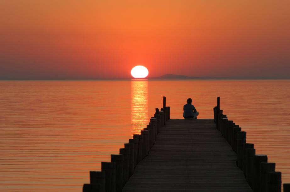 O Guaíba é o principal cartão postal de Porto Alegre (RS), pode ser admirado do cais ou em passeio de barco até as ilhas mais próximas. O Guaíba é o principal cartão postal de Porto Alegre (RS), pode ser admirado do cais ou em passeio de barco até as ilhas mais próximas.