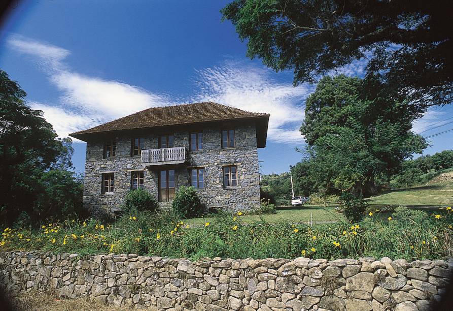 Na área rural de Bento Gonçalves fica os Caminhos de Pedra, estrada de 7 quilômetros com 28 casas de pedra e madeira da época da imigração italiana