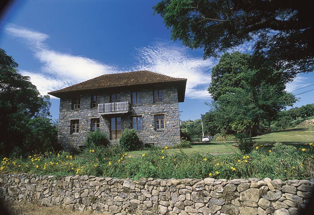 Na área rural de Bento Gonçalves fica os Caminhos de Pedra, estrada de 7 quilômetros com 28 casas de pedra e madeira da época da imigração italiana Na área rural de Bento Gonçalves fica os Caminhos de Pedra, estrada de 7 quilômetros com 28 casas de pedra e madeira da época da imigração italiana