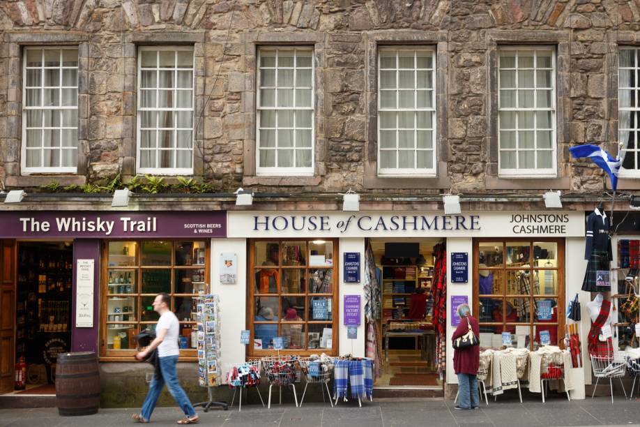 <strong>IRLANDAS & ESCÓCIA</strong>            Em hotéis mid e uspcale, são quatro noites irlandesas entre <a href="https://viajeaqui.abril.com.br/cidades/irlanda-dublin" rel="Dublin" target="_blank">Dublin</a>, Condado de Kerry e Galway, uma em Londonberry, na Irlanda do Norte, e quatro na <a href="https://viajeaqui.abril.com.br/paises/escocia" rel="Escócia" target="_blank">Escócia</a>, passando por <a href="https://viajeaqui.abril.com.br/cidades/escocia-edimburgo" rel="Edimburgo" target="_blank">Edimburgo</a> (foto), pelas paisagens das Highlands e por <a href="https://viajeaqui.abril.com.br/cidades/escocia-glasgow" rel="Glasgow" target="_blank">Glasgow</a>, a maior cidade do país. Inclui passeios para os castelos escoceses de Cawdor, mencionado de forma fictícia em Macbeth, e de Stirling.            <strong>QUANDO:</strong> em 19 de agosto            <strong>QUEM LEVA:</strong> <a href="https://www.intravel.com.br/" rel="Intravel" target="_blank">Intravel</a>            <strong>QUANTO:</strong> US$ 2 225 (sem aéreo) <strong>IRLANDAS & ESCÓCIA</strong>            Em hotéis mid e uspcale, são quatro noites irlandesas entre <a href="https://viajeaqui.abril.com.br/cidades/irlanda-dublin" rel="Dublin" target="_blank">Dublin</a>, Condado de Kerry e Galway, uma em Londonberry, na Irlanda do Norte, e quatro na <a href="https://viajeaqui.abril.com.br/paises/escocia" rel="Escócia" target="_blank">Escócia</a>, passando por <a href="https://viajeaqui.abril.com.br/cidades/escocia-edimburgo" rel="Edimburgo" target="_blank">Edimburgo</a> (foto), pelas paisagens das Highlands e por <a href="https://viajeaqui.abril.com.br/cidades/escocia-glasgow" rel="Glasgow" target="_blank">Glasgow</a>, a maior cidade do país. Inclui passeios para os castelos escoceses de Cawdor, mencionado de forma fictícia em Macbeth, e de Stirling.            <strong>QUANDO:</strong> em 19 de agosto            <strong>QUEM LEVA:</strong> <a href="https://www.intravel.com.br/" rel="Intravel" target="_blank">Intravel</a>            <strong>QUANTO:</strong> US$ 2 225 (sem aéreo)