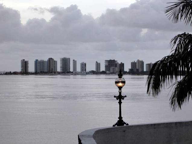A luminária acesa, a maré cheia e os prédios da Ponta dAreia, em <a href="https://viajeaqui.abril.com.br/cidades/br-ma-sao-luis" rel="São Luís" target="_self">São Luís</a>, <a href="https://viajeaqui.abril.com.br/estados/br-maranhao" rel="Maranhão" target="_self">Maranhão</a> A luminária acesa, a maré cheia e os prédios da Ponta dAreia, em <a href="https://viajeaqui.abril.com.br/cidades/br-ma-sao-luis" rel="São Luís" target="_self">São Luís</a>, <a href="https://viajeaqui.abril.com.br/estados/br-maranhao" rel="Maranhão" target="_self">Maranhão</a>