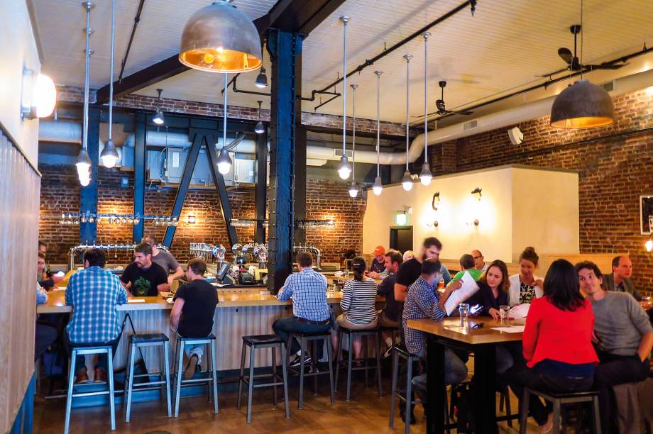 <strong>9. Tomar uma por cidade</strong>Quase qualquer buraco da Califórnia tem uma craft brewery. A <strong>Viagem e Turismo</strong> esteve em oito delas e recomenda, de norte a sul, a <a href="https://thirdstreetaleworks.com/" target="_blank" rel="noopener">Third Street</a>, pelo espírito microcervejeiro, e a <a href="https://russianriverbrewing.com/age-check.html?prev=https://russianriverbrewing.com/" target="_blank" rel="noopener">Russian River</a>, da afamada Pliny the Elder, ambas em Santa Rosa; pela cena hipster, o bar da <a href="https://mikkeller.com/locations/mikkeller-bar-san-francisco" target="_blank" rel="noopener">Mikkeller</a>, em San Francisco, e a <a href="https://angelcitybrewery.com/" target="_blank" rel="noopener">Angel City</a>, em LA; e, na região de San Diego, a poderosa <a href="https://www.stonebrewing.com/" target="_blank" rel="noopener">Stone</a>, a informal <a href="https://lostabbey.com/" target="_blank" rel="noopener">Lost Abbey</a> e a <a href="https://www.ballastpoint.com/" target="_blank" rel="noopener">Ballast Point</a>. Ou seja, recomendamos todas. Consulte o mapa da <a href="https://www.californiacraftbeer.com/" target="_blank" rel="noopener">Brewers Association</a> para localizar a cervejaria regional mais próxima. <strong>9. Tomar uma por cidade</strong>Quase qualquer buraco da Califórnia tem uma craft brewery. A <strong>Viagem e Turismo</strong> esteve em oito delas e recomenda, de norte a sul, a <a href="https://thirdstreetaleworks.com/" target="_blank" rel="noopener">Third Street</a>, pelo espírito microcervejeiro, e a <a href="https://russianriverbrewing.com/age-check.html?prev=https://russianriverbrewing.com/" target="_blank" rel="noopener">Russian River</a>, da afamada Pliny the Elder, ambas em Santa Rosa; pela cena hipster, o bar da <a href="https://mikkeller.com/locations/mikkeller-bar-san-francisco" target="_blank" rel="noopener">Mikkeller</a>, em San Francisco, e a <a href="https://angelcitybrewery.com/" target="_blank" rel="noopener">Angel City</a>, em LA; e, na região de San Diego, a poderosa <a href="https://www.stonebrewing.com/" target="_blank" rel="noopener">Stone</a>, a informal <a href="https://lostabbey.com/" target="_blank" rel="noopener">Lost Abbey</a> e a <a href="https://www.ballastpoint.com/" target="_blank" rel="noopener">Ballast Point</a>. Ou seja, recomendamos todas. Consulte o mapa da <a href="https://www.californiacraftbeer.com/" target="_blank" rel="noopener">Brewers Association</a> para localizar a cervejaria regional mais próxima.