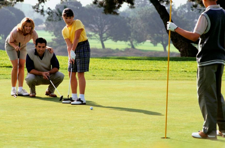 <strong>Vá jogar golfe </strong>        A maioria das pessoas imagina que o golfe é um esporte elitista. Saiba que este é um dos esportes mais populares do mundo. Nos Estados Unidos, na Coreia do Sul e no Japão há muito campos públicos e as partidas são uma divertida atividade familiar. Como passa-se quase o tempo todo caminhando, é uma boa desculpa para botar a conversa em dia.        Para começar, por que não tentar umas tacadas em mini-golfes ou campos para treinar os <em>drives</em>, as tacadas mais fortes? Em São Paulo, você pode fazer isso até mesmo em bairros centrais, como Aclimação e Aeroporto. No Rio de Janeiro, alguns hotéis também contam com parcerias com campos, assim como vários grandes resorts do nordeste. Todos contam boa infraestrutura, com instrutores, restaurante ou lanchonete e vestiários.        Só para ter uma ideia dos custos, um balde com 50 bolinhas para treinar no <em>driving range </em>– os tacos são emprestados – sai por valores desde R$ 9. A entrada é de graça em boa parte dos clubes abertos ao público não associado.<br />    <br />    <strong>Golfcenter da Federação Paulista de Golfe </strong>(Rua Dep. João Bravo Caldeira, 273, São Paulo - SP, (11) 5070.5844, <a href="https://www.fpggolfcenter.com.br" rel="www.fpggolfcenter.com.br" target="_blank">www.fpggolfcenter.com.br</a>) – 60 bolinhas por R$ 15<br />    <strong>Academia de Golf Aclimação </strong>(Rua Conselheiro Furtado, 1345, São Paulo - SP, (11) 3208-4187, <a href="https://www.academiadegolfaclimacao.com.br" rel="www.academiadegolfaclimacao.com.br" target="_blank">www.academiadegolfaclimacao.com.br</a>) - 100 bolinhas por R$ 17