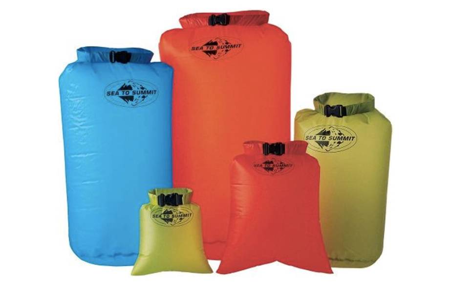 Um saco estanque protege seus equipamentos eletrônicos da água e não ocupa espaço quando dobrado. Quando a chuva começar a cair é só colocar a câmera, o celular e tudo o que você precisa que se mantenha seco dentro dele e continuar a viagem. Existem vários modelos e tamanhos. Um saco estanque protege seus equipamentos eletrônicos da água e não ocupa espaço quando dobrado. Quando a chuva começar a cair é só colocar a câmera, o celular e tudo o que você precisa que se mantenha seco dentro dele e continuar a viagem. Existem vários modelos e tamanhos.