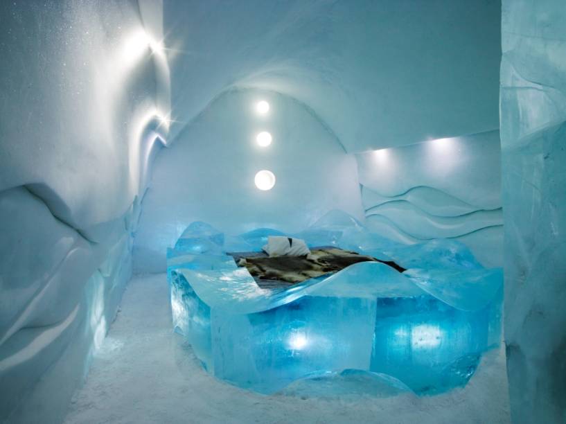 Em boa parte dos <strong>países nórdicos </strong>estão surgindo hotéis feitos de gelo, estabelecimentos que só funcionam durante o inverno. O <a href="https://www.booking.com/hotel/se/icehotel.pt-br.html?aid=332455&sid=b6bf542626b1a2c7a9951e44506f270a&ucfs=1&srpvid=897573500aca0708&srepoch=1549988640&hpos=1&hapos=1&sr_order=distance_from_search&from=searchresults;highlight_room=#hotelTmpl" target="_blank" rel="noopener">Ice Hotel da Sde Jukkasjärvi</a>, Suécia, é um dos mais antigos e tradicionais do gênero, com cômodos projetados por designers e escultores convidados