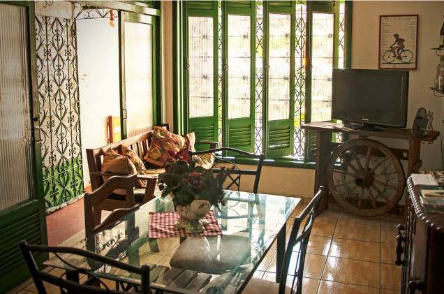 <strong><a href="https://viajeaqui.abril.com.br/estabelecimentos/br-pa-belem-hospedagem-pousada-residencia-b-b" rel="Pousada e Residência B&B" target="_blank">Pousada e Residência B&B</a>, em <a href="https://viajeaqui.abril.com.br/cidades/br-pa-belem" rel="Belém" target="_blank">Belém</a> (<a href="https://viajeaqui.abril.com.br/estados/br-para" rel="PA" target="_blank">PA</a>)</strong> O hostel tem dois quartos coletivos, dois individuais e três privativos, para duas pessoas. A dica do Guia Quatro Rodas é evitar o quarto mais barato, que é muito simples <a href="https://www.booking.com/hotel/br/residencia-b-amp-b.pt-br.html?aid=332455&label=viagemabril-hostelsdescolados" rel="BOOKING.COM: veja os preços e faça sua reserva no Pousada e Residência B&B" target="_blank">BOOKING.COM: veja os preços e faça sua reserva no Pousada e Residência B&B</a> <strong><a href="https://viajeaqui.abril.com.br/estabelecimentos/br-pa-belem-hospedagem-pousada-residencia-b-b" rel="Pousada e Residência B&B" target="_blank">Pousada e Residência B&B</a>, em <a href="https://viajeaqui.abril.com.br/cidades/br-pa-belem" rel="Belém" target="_blank">Belém</a> (<a href="https://viajeaqui.abril.com.br/estados/br-para" rel="PA" target="_blank">PA</a>)</strong> O hostel tem dois quartos coletivos, dois individuais e três privativos, para duas pessoas. A dica do Guia Quatro Rodas é evitar o quarto mais barato, que é muito simples <a href="https://www.booking.com/hotel/br/residencia-b-amp-b.pt-br.html?aid=332455&label=viagemabril-hostelsdescolados" rel="BOOKING.COM: veja os preços e faça sua reserva no Pousada e Residência B&B" target="_blank">BOOKING.COM: veja os preços e faça sua reserva no Pousada e Residência B&B</a>