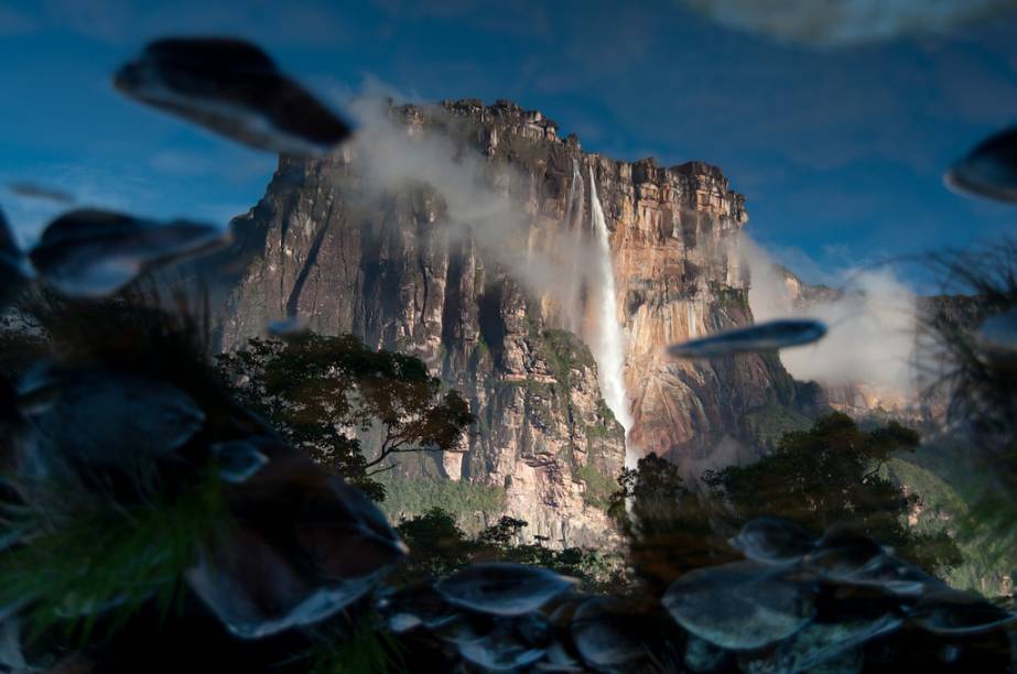 <strong>Salto Ángel, Venezuela</strong>Fica na <strong><a href="https://viajeaqui.abril.com.br/paises/venezuela" rel="Venezuela" target="_blank">Venezuela</a></strong> a cachoeira mais alta do mundo, com 979 metros de altura. Situada perto da fronteira entre Brasil e Guiana, a queda dágua pertence ao Parque Nacional de Canaima, declarado Patrimônio da Humanidade pela Unesco desde 1994