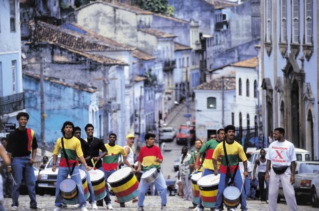 O <a href="https://viajeaqui.abril.com.br/estabelecimentos/br-ba-salvador-atracao-pelourinho" rel="Pelourinho" target="_blank">Pelourinho</a>, Centro Histórico de Salvador, Bahia, é considerado Patrimônio Nacional da Humanidade pela Unesco desde 1985. Entre igrejas dos séculos 17 e 18, casarões coloridos, bares, restaurantes e lojinhas, a Banda Oludum faz ensaios duas vezes por semana durante o verão O <a href="https://viajeaqui.abril.com.br/estabelecimentos/br-ba-salvador-atracao-pelourinho" rel="Pelourinho" target="_blank">Pelourinho</a>, Centro Histórico de Salvador, Bahia, é considerado Patrimônio Nacional da Humanidade pela Unesco desde 1985. Entre igrejas dos séculos 17 e 18, casarões coloridos, bares, restaurantes e lojinhas, a Banda Oludum faz ensaios duas vezes por semana durante o verão