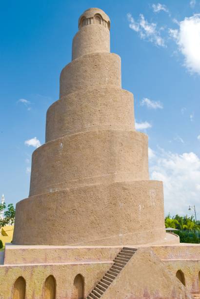 Inaugurada em 851, essa mesquita foi a maior de seu tempo at&eacute; que foi destru&iacute;da em 1278. O impressionante minarete Malwiya, felizmente, persiste na paisagem plana de Samarra &ndash; pelo menos por enquanto. Com 52 metros de altura e 33 metros de di&acirc;metro, sua forma &eacute; inspirada nos zuggurats da Mesopot&acirc;mia. O minarete &eacute; feito de arenito amarelo e &eacute; poss&iacute;vel chegar at&eacute; o topo pela sua rampa em espiral. Seu nome &aacute;rabe, Malwiya, se traduz como &ldquo;retorcido&rdquo; ou &ldquo;concha de caracol&rdquo;. O topo do minarete foi danificado por uma bomba em 2005. De acordo com a pol&iacute;cia iraquiana, insurgentes explodiram essa &aacute;rea porque ela estava sendo usada como ponto de observa&ccedil;&atilde;o de tropas estadunidenses &ndash; os soldados haviam evacuado o local um m&ecirc;s antes do ataque. Est&aacute; na lista da UNESCO de Patrim&ocirc;nios Amea&ccedil;ados da Humanidade