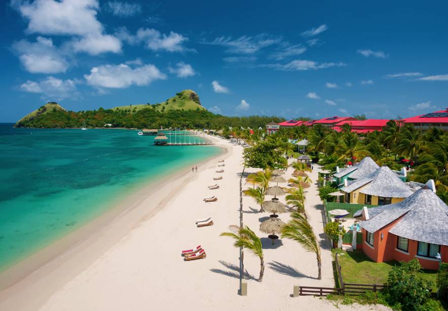 <strong><a href="https://www.sandals.com/main/grande/gl-home" rel="Sandals Grande St. Lucian Spa & Beach Resort" target="_blank">Sandals Grande St. Lucian Spa & Beach Resort</a> – Santa Lúcia</strong>Este resort enorme tem a sua própria península na ilha de Santa Lucia! Montanhas vulcânicas surgem ao longe do outro lado de um mar impossivelmente azul, que só existe no Caribe. São 12 restaurantes no complexo hoteleiro, servindo grande variedade de pratos, 5 piscinas de água doce e 4 piscinas com correnteza e 6 bares, incluindo um pub inglês genuíno. O resort oferece mergulho ilimitado, assim como diversos esportes aquáticos e em terra, incluindo um campo de golfe