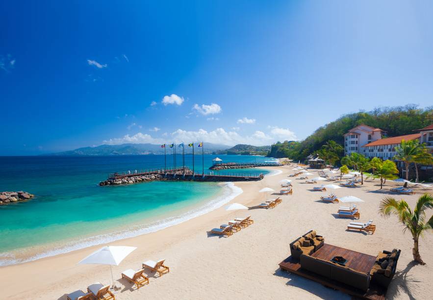 <strong><a href="https://www.sandals.com/main/grenada/ls-home/" rel="Sandals LaSource Granada Resort e Spa" target="_blank">Sandals LaSource Granada Resort e Spa</a> – Granada</strong>                    Este resort enorme na ilha de Granada tem 10 restaurantes (todos incluídos no preço), 3 “vilarejos” de quartos, com os temas Pink Gin, South Seas e Italian Village, 5 piscinas de água doce e 2 piscinas com corredeira, bebidas ilimitadas e amplos centros de esportes e spa. Ou seja: você não precisa de se preocupar com mais nada além da hora do check-out. Todo o resto estará em suas mãos segundos depois que você pedir. A diária também inclui horas ilimitadas de mergulho com guia experiente, entre barreiras de corais, pedras e ruínas de navios naufragados