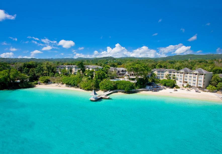 <strong><a href="https://www.sandals.com/main/plantation/rp-home/" rel="Sandals Royal Plantation" target="_blank">Sandals Royal Plantation</a> – <a href="https://viajeaqui.abril.com.br/paises/jamaica" rel="Jamaica" target="_blank">Jamaica</a></strong> Localizada na praia de Ocho Rios e com píer que entra para dentro do mar azul turquesa, suas 78 suítes têm vista para o mar e atendimento de mordomo 24h, inclusive na praia. Elegância e atenção ao detalhe neste resort histórico que já foi frequentado por Ian Fleming e Noel Coward. Tours de snorkel e mergulho estão incluídos na diária, assim como windsurfing, canoagem, veleiros, barcos com fundo de vidro (para ver todos os peixinhos sem precisar entrar na água) e outras atividades aquáticas <strong><a href="https://www.sandals.com/main/plantation/rp-home/" rel="Sandals Royal Plantation" target="_blank">Sandals Royal Plantation</a> – <a href="https://viajeaqui.abril.com.br/paises/jamaica" rel="Jamaica" target="_blank">Jamaica</a></strong> Localizada na praia de Ocho Rios e com píer que entra para dentro do mar azul turquesa, suas 78 suítes têm vista para o mar e atendimento de mordomo 24h, inclusive na praia. Elegância e atenção ao detalhe neste resort histórico que já foi frequentado por Ian Fleming e Noel Coward. Tours de snorkel e mergulho estão incluídos na diária, assim como windsurfing, canoagem, veleiros, barcos com fundo de vidro (para ver todos os peixinhos sem precisar entrar na água) e outras atividades aquáticas