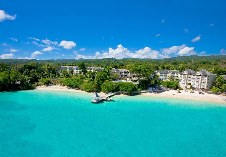 <strong><a href="https://www.sandals.com/main/plantation/rp-home/" rel="Sandals Royal Plantation" target="_blank">Sandals Royal Plantation</a> – <a href="https://viajeaqui.abril.com.br/paises/jamaica" rel="Jamaica" target="_blank">Jamaica</a></strong>                        Localizada na praia de Ocho Rios e com píer que entra para dentro do mar azul turquesa, suas 78 suítes têm vista para o mar e atendimento de mordomo 24h, inclusive na praia. Elegância e atenção ao detalhe neste resort histórico que já foi frequentado por Ian Fleming e Noel Coward. Tours de snorkel e mergulho estão incluídos na diária, assim como windsurfing, canoagem, veleiros, barcos com fundo de vidro (para ver todos os peixinhos sem precisar entrar na água) e outras atividades aquáticas