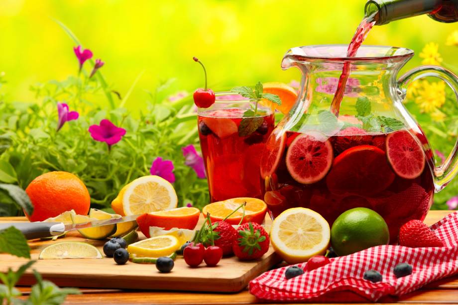 <strong>8. Sangria – <a href="https://viajeaqui.abril.com.br/paises/espanha" rel="Espanha " target="_blank">Espanha</a></strong>        Bebida típica por toda Espanha e também largamente consumida em Portugal, é servida às jarras para dividir com os amigos no bar. Sua origem remonta ao outro lado do Atlântico, nas colônias inglesas no Caribe, mas a novidade logo se espalhou para as colônias espanholas e fez seu caminho à península ibérica. Ali se estabeleceu e a receita se aperfeiçoou graças à larga produção de vinho tinto na região e por ser ideal para o clima mediterrâneo. Feito tradicionalmente de vinho tinto doce, em Barcelona se prepara também com a cava (chamada sangría de cava). No <a href="https://viajeaqui.abril.com.br/paises/uruguai" rel="Uruguai" target="_blank">Uruguai</a>, o uso de vinho branco e frutas tropicais se popularizou sob o nome de Clericot.        <strong>Experimente em casa: </strong>as quantidades variam de tradição para tradição, mas o básico é: em uma jarra grande, junte vinho tinto, limão, laranja e frutas da estação (maçã, pera, pêssego, damasco, uvas), refrigerante de limão ou laranja e um pouco de vermute vermelho, brandy ou triple sec. E açúcar, tudo à gosto. Prepare com antecedência de uma a duas horas, para que as frutas saborizem a bebida e fiquem mais gostosas de comer. Sirva em taças de boca grande.