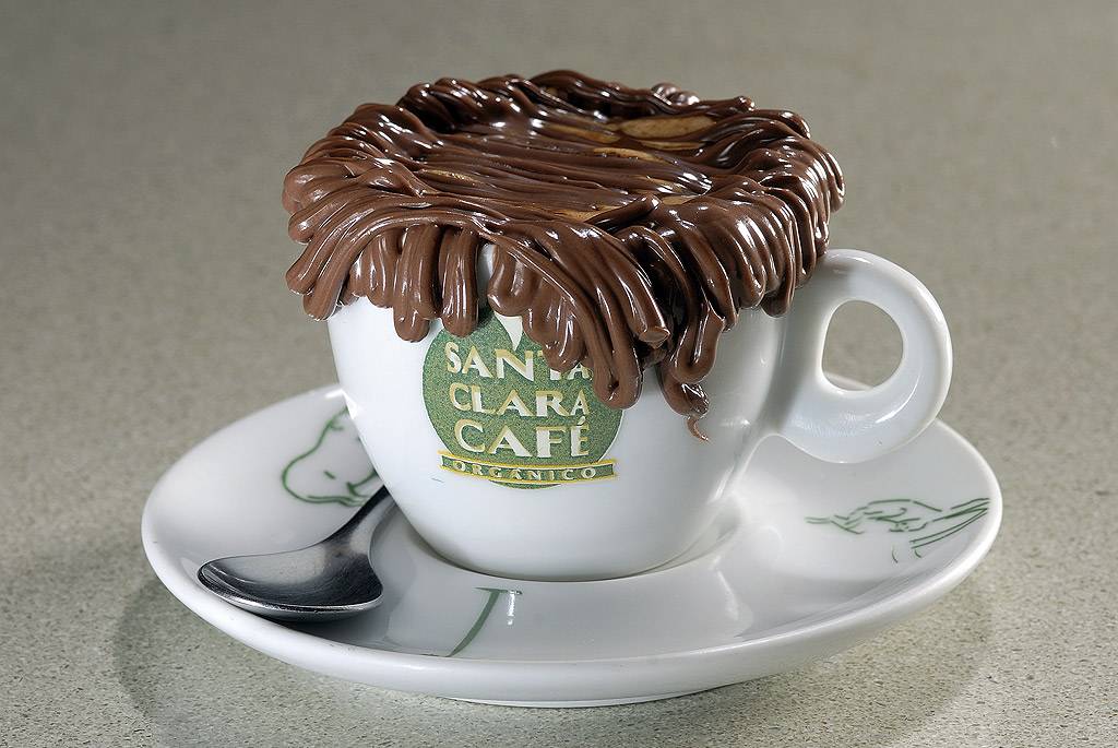 <a href="https://viajeaqui.abril.com.br/estabelecimentos/br-ce-fortaleza-restaurante-santa-clara-cafe-organico" rel="Santa Clara Caf&eacute; Org&acirc;nico (Natal)"><strong>Santa Clara Caf&eacute; Org&acirc;nico (Natal)</strong></a>    As 36 bebidas no card&aacute;pio s&atilde;o preparadas a partir de gr&atilde;os de marca pr&oacute;pria torrados na cafeteria, usados tamb&eacute;m na filial em <a href="https://viajeaqui.com.br/cidades/br-ce-fortaleza" rel="Fortaleza">Fortaleza</a>. Entre os 13 caf&eacute;s frios, o <strong>caf&eacute; bandeira</strong> &eacute; feito com cappuccino gelado e chocolate quente, e o vienense combina espresso, leite condensado, creme de leite, chocolate gelado, cacau em p&oacute; e chantili. Os baristas s&atilde;o certificados pelo <strong>Centro de Prepara&ccedil;&atilde;o do Caf&eacute;</strong>. <em>Av. Bernardo Vieira, 3775, (Shopping Midway Mall, Tirol), 84/3221-6576</em>