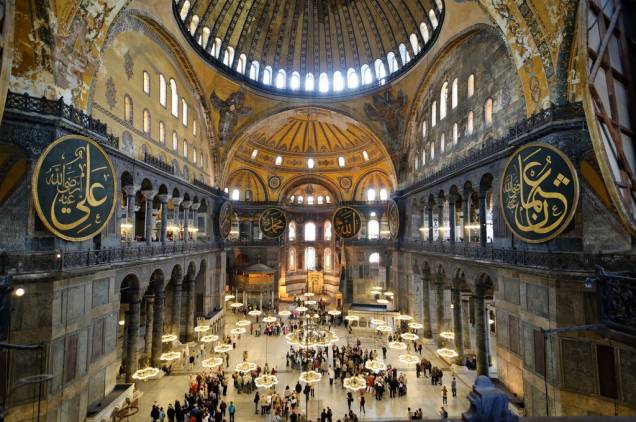 Nave da basílica de Santa Sofia, com os característicos medalhões Nave da basílica de Santa Sofia, com os característicos medalhões