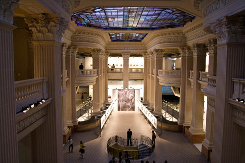 <a href="https://viajeaqui.abril.com.br/estabelecimentos/br-rs-porto-alegre-atracao-santander-cultural" rel="Santander Cultural "><strong>Santander Cultural </strong></a>A antiga sede do Banco Nacional do Comércio tem exposições de arte, o Acervo da Moeda (com cédulas antigas) com mostras de cinema a R$ 6 o ano todo. A sala de projeção fica em um dos antigos cofres – no outro, funciona o Café do Cofre.<strong>Onde:</strong> Rua Sete de Setembro, 1028, Praça da Alfândega (Centro)<strong>Horário de Funcionamento:</strong> terça a sexta, das 10h às 19h; Sábados e domingos, das 11h às 19h