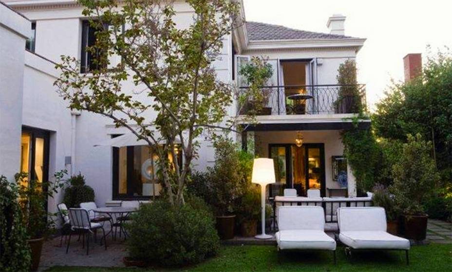 <strong><a href="https://viajeaqui.abril.com.br/cidades/chile-santiago" rel="Santiago" target="_self">Santiago</a>, <a href="https://viajeaqui.abril.com.br/cidades/chile-santiago" rel="Chile" target="_self">Chile</a></strong> A capital chilena tem muitos atrativos, com uma identidade europeia, mas marcada por ritmos latinos. A casa tem jardim e piscina, com um espaço bem cuidado ideal para cerimônias pequenas. <strong><a href="https://www.airbnb.com.br/rooms/6431815?s=TzKw" rel="Alugue aqui" target="_blank">Alugue aqui</a></strong> <em><a href="https://www.booking.com/city/cl/santiago.pt-br.html?aid=332455&label=viagemabril-lugares-incr%C3%ADveis-para-casar" rel="Veja preços de hotéis em Santiago no Booking.com" target="_blank">Veja preços de hotéis em Santiago no Booking.com</a></em> <strong><a href="https://viajeaqui.abril.com.br/cidades/chile-santiago" rel="Santiago" target="_self">Santiago</a>, <a href="https://viajeaqui.abril.com.br/cidades/chile-santiago" rel="Chile" target="_self">Chile</a></strong> A capital chilena tem muitos atrativos, com uma identidade europeia, mas marcada por ritmos latinos. A casa tem jardim e piscina, com um espaço bem cuidado ideal para cerimônias pequenas. <strong><a href="https://www.airbnb.com.br/rooms/6431815?s=TzKw" rel="Alugue aqui" target="_blank">Alugue aqui</a></strong> <em><a href="https://www.booking.com/city/cl/santiago.pt-br.html?aid=332455&label=viagemabril-lugares-incr%C3%ADveis-para-casar" rel="Veja preços de hotéis em Santiago no Booking.com" target="_blank">Veja preços de hotéis em Santiago no Booking.com</a></em>