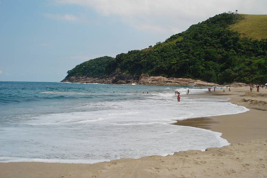 <strong>Santiago</strong> Com areia fina e água clarinha, a praia de tombo é pouco frequentada - os donos das casas de veraneio desfrutam dessa faixa de areia quase exclusiva durante a maior parte do ano. Do lado direito podem surgir boas ondas para surfe.