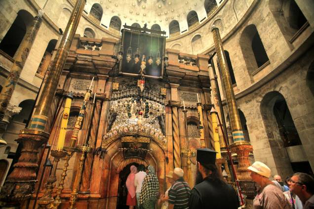 <a href="https://viajeaqui.abril.com.br/estabelecimentos/israel-jerusalem-atracao-basilica-do-santo-sepulcro" rel="Igreja do Santo Sepulcro" target="_blank"><strong>Basílica do Santo Sepulcro</strong></a> (local sagrado para o cristianismo)Logo na entrada há uma reprodução da pedra na qual o corpo de Cristo teria sido preparado para o enterro, um local adorado pelos fiéis. Durante a semana santa, cerimônias fascinantes de cada comunidade cristã ocorrem na igreja. Ela fica na Cidade Velha, e a entrada é gratuita <a href="https://viajeaqui.abril.com.br/estabelecimentos/israel-jerusalem-atracao-basilica-do-santo-sepulcro" rel="Igreja do Santo Sepulcro" target="_blank"><strong>Basílica do Santo Sepulcro</strong></a> (local sagrado para o cristianismo)Logo na entrada há uma reprodução da pedra na qual o corpo de Cristo teria sido preparado para o enterro, um local adorado pelos fiéis. Durante a semana santa, cerimônias fascinantes de cada comunidade cristã ocorrem na igreja. Ela fica na Cidade Velha, e a entrada é gratuita