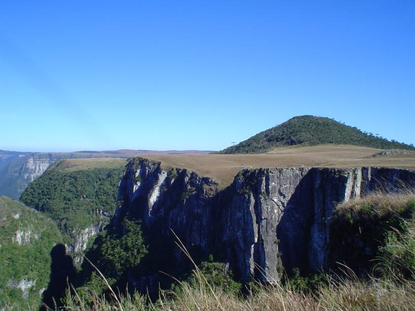 Acima do Cânion do Monte Negro, em São José dos Ausentes, está o pico mais alto do <a href="https://beta-develop.viagemeturismo.abril.com.br/estados/rio-grande-do-sul/" target="_blank">Estado do Rio Grande do Sul</a>, que leva o mesmo nome do cânion. <a href="https://beta-develop.viagemeturismo.abril.com.br/materias/os-100-lugares-mais-lindos-do-mundo/" target="_blank">Este lugar está na nossa lista dos 100 destinos mais lindos do mundo; veja os outros</a>
