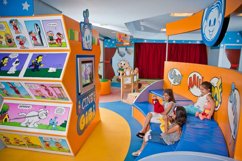 <strong>Bourbon Atibaia Spa Resort, em Atibaia (SP)</strong> O complexo engloba teatro, quadras esportivas, piscinas, kids club com personagens da Turma da Mônica e campos oficiais de futebol. <a href="https://www.booking.com/hotel/br/bourbon-atibaia-spa-resort.pt-br.html?aid=332455&label=viagemabril-hoteisfamilia" target="_blank" rel="noopener">Reserve sua estadia no Bourbon Atibaia Spa Resort </a>