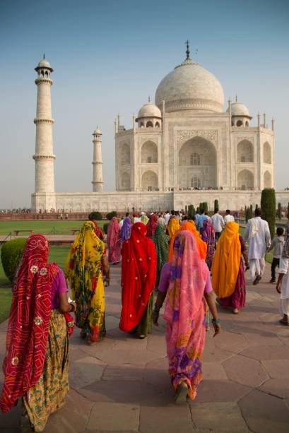 <strong>Índia: sári</strong> Quase sinônimo de Índia, o sári é a típica roupa das mulheres indianas casadas, para ficarem com a cabeça coberta. Por ser uma peça única que se enrola ao corpo - só no ombro é que se prende -, esses coloridos e brilhantes panos costumam ter seis metros de comprimento