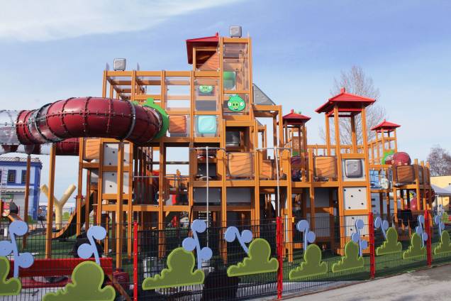 Praticamente um grande playground, o<em> </em>Angry Birds Land possui doze brinquedos para os pequenos fãs do game Praticamente um grande playground, o<em> </em>Angry Birds Land possui doze brinquedos para os pequenos fãs do game