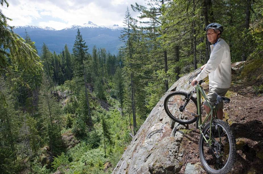 <strong><a href="https://viajeaqui.abril.com.br/cidades/canada-whistler" target="_blank" rel="noopener">Whistler</a>, <a href="https://viajeaqui.abril.com.br/paises/canada" target="_blank" rel="noopener">Canadá</a></strong> Se no inverno a cidade a 125 quilômetros de <a href="https://viajeaqui.abril.com.br/cidades/canada-vancouver" target="_blank" rel="noopener">Vancouver</a> é uma das principais atrações para a prática de esqui e snowboard, no verão, quando a neve já derreteu, se transforma em um bike park. Entre as trilhas que podem ser exploradas por ciclistas está Garbanzo, com raízes de árvores e pedras pelo caminho que elevam a dificuldade do trajeto de cerca de um quilômetro. A trilha é dividida em dois percursos, de acordo com o nível de habilidade do ciclista. <strong><a href="https://viajeaqui.abril.com.br/cidades/canada-whistler" target="_blank" rel="noopener">Whistler</a>, <a href="https://viajeaqui.abril.com.br/paises/canada" target="_blank" rel="noopener">Canadá</a></strong> Se no inverno a cidade a 125 quilômetros de <a href="https://viajeaqui.abril.com.br/cidades/canada-vancouver" target="_blank" rel="noopener">Vancouver</a> é uma das principais atrações para a prática de esqui e snowboard, no verão, quando a neve já derreteu, se transforma em um bike park. Entre as trilhas que podem ser exploradas por ciclistas está Garbanzo, com raízes de árvores e pedras pelo caminho que elevam a dificuldade do trajeto de cerca de um quilômetro. A trilha é dividida em dois percursos, de acordo com o nível de habilidade do ciclista.