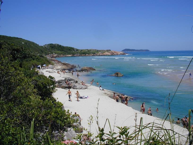 <strong>6. Praia da Guarda do Embaú, Palhoça</strong> Surfistas também são tão nativos quanto os barquinhos que atravessam o Rio da Madre, que corre paralelo à costa até se jogar no mar. Dependendo da época do ano e do horário, o nível da água sobe e a “carona” com os barqueiros é a única saída para os banhistas com cadeiras e guarda-sóis. <a href="https://www.booking.com/searchresults.pt-br.html?aid=332455&lang=pt-br&sid=eedbe6de09e709d664615ac6f1b39a5d&sb=1&src=index&src_elem=sb&error_url=https%3A%2F%2Fwww.booking.com%2Findex.pt-br.html%3Faid%3D332455%3Bsid%3Deedbe6de09e709d664615ac6f1b39a5d%3Bsb_price_type%3Dtotal%26%3B&ss=Guarda+do+Emba%C3%BA%2C+Santa+Catarina%2C+Brasil&checkin_monthday=&checkin_month=&checkin_year=&checkout_monthday=&checkout_month=&checkout_year=&no_rooms=1&group_adults=2&group_children=0&from_sf=1&ss_raw=Praia+Guarda+do+Emba%C3%BA&ac_position=1&ac_langcode=xb&dest_id=437890&dest_type=city&search_pageview_id=e9d66e67db790399&search_selected=true&search_pageview_id=e9d66e67db790399&ac_suggestion_list_length=5&ac_suggestion_theme_list_length=0" target="_blank" rel="noopener"><em>Busque hospedagens na Guarda do Embaú no Booking.com</em></a>