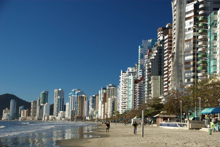 <strong>3&ordm; lugar - Cambori&uacute; (SC)</strong><br /><br />Com 8 km de extens&atilde;o, a <a href="https://viajeaqui.abril.com.br/estabelecimentos/br-sc-balneario-camboriu-atracao-praia-central" rel="Praia Central">Praia Central</a> de <a href="https://viajeaqui.abril.com.br/cidades/br-sc-balneario-camboriu" rel="Balne&aacute;rio Cambori&uacute;">Balne&aacute;rio Cambori&uacute;</a> (SC) &eacute; &oacute;tima para passear, pedalar ou correr no cal&ccedil;ad&atilde;o. A Avenida Atl&acirc;ntica, que contorna toda a orla, &eacute; cheia de bares e restaurantes