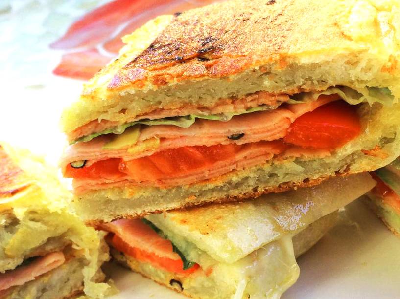 <a href="https://www.jonnypanini.com/" rel="Scarpella Jonny Paninis" target="_blank"><strong>Scarpella Jonny Paninis</strong></a>            Os paninis da casa vem em sabores tradicionais, como o de <strong>presunto e queijo com tomate</strong>, até receitas mais elaboradas como a de anchovas com mussarela e o de mussarela de búfala com pesto. Também há opções especiais para o café da manhã e sobremesas. <em>423 9th Ave, 10001</em>             