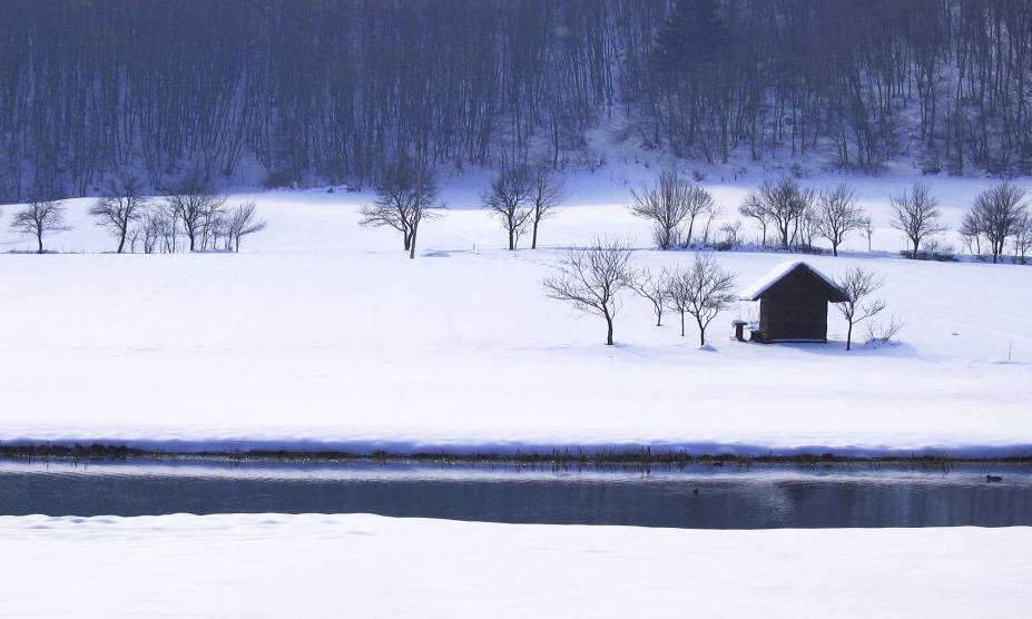 <strong>34. Screaming Woods, Kent, <a href="https://viajeaqui.abril.com.br/paises/reino-unido?iframe=true" rel="Reino Unido" target="_self">Reino Unido</a></strong> Como o próprio nome já diz, os gritos que fizeram a fama dessa obscura floresta inglesa seriam de fantasmas de pessoas que se perderam e acabaram morrendo por lá. Alguns moradores da região afirmam que ela foi o cenário perfeito para o suicídio de soldados e coronéis no século 18, cujos espíritos ainda perseguem pessoas que se arriscam a caminhar por suas trilhas. Como se tudo isso já não fosse mais que o suficiente pra assustar, o vilarejo de Pluckley, em Kent, onde o bosque se localiza, já foi considerado pelo Guinness Book como a vila mais mal assombrada do Reino Unido. Tem que ter estômago! <strong>34. Screaming Woods, Kent, <a href="https://viajeaqui.abril.com.br/paises/reino-unido?iframe=true" rel="Reino Unido" target="_self">Reino Unido</a></strong> Como o próprio nome já diz, os gritos que fizeram a fama dessa obscura floresta inglesa seriam de fantasmas de pessoas que se perderam e acabaram morrendo por lá. Alguns moradores da região afirmam que ela foi o cenário perfeito para o suicídio de soldados e coronéis no século 18, cujos espíritos ainda perseguem pessoas que se arriscam a caminhar por suas trilhas. Como se tudo isso já não fosse mais que o suficiente pra assustar, o vilarejo de Pluckley, em Kent, onde o bosque se localiza, já foi considerado pelo Guinness Book como a vila mais mal assombrada do Reino Unido. Tem que ter estômago!