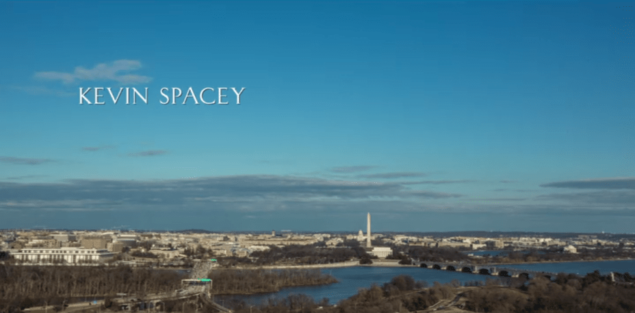 Vista da capital com a ponte sobre a <strong>Theodore Roosevelt Island</strong>, à esquerda, a <strong>Arlington Memorial Bridge</strong>, à direita, o <strong>Rio Potomac</strong> e, na continuação da Arlington Bridge, três grandes símbolos de DC: as colunas brancas do <strong>Lincoln Memorial</strong>, o <strong>Monumento a Washington</strong> (<strong>Obelisco</strong>) e a cúpula do <strong>Capitólio</strong>, o Congresso dos EUA