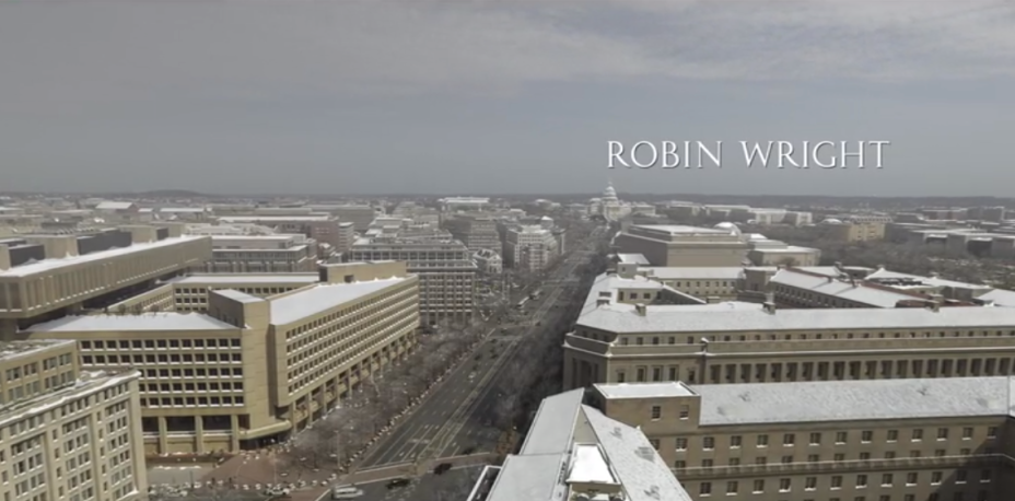 A <strong>Pennsylvania Ave NW</strong> com o <strong>Capitólio</strong> ao fundo e, na esquina com a 10th St NW, à esquerda e coberto de neve, o <strong>prédio do FBI</strong> A <strong>Pennsylvania Ave NW</strong> com o <strong>Capitólio</strong> ao fundo e, na esquina com a 10th St NW, à esquerda e coberto de neve, o <strong>prédio do FBI</strong>