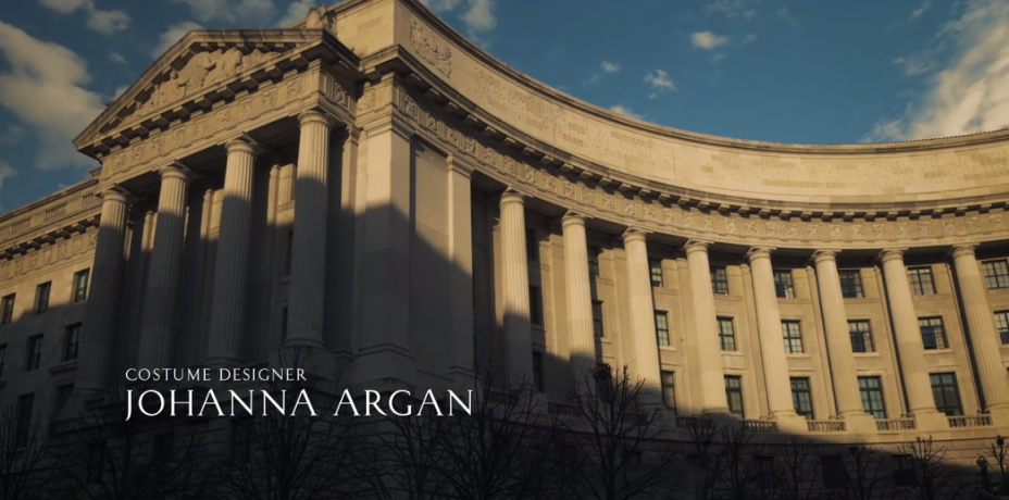 De outro ângulo, o prédio do <strong>US Post Service</strong> em frente ao Ronald Reagan Building, dentro do Federal Triangle, na confluência da <strong>Pennsylvania Ave NW</strong> com a <strong>13 St NW</strong>