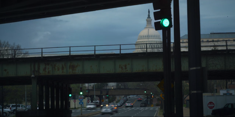 A <strong>S Capitol St SW</strong> sob o viaduto da Fwy I-695, com o <strong>Capitólio</strong> ao fundo