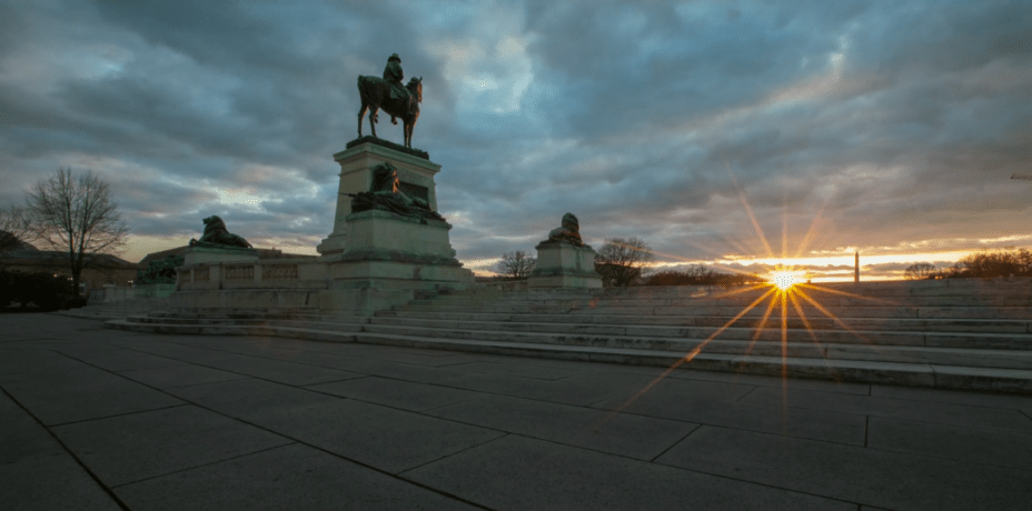 Novamente a praça do <strong>Memorial a Ulysses S. Grant</strong>, na <strong>First St SW</strong>, bem em frente ao <strong>Capitólio </strong>e com o pôr do sol contra a sillhueta do<strong> Memorial a Washington </strong>(<strong>Obelisco</strong>), ao fundo