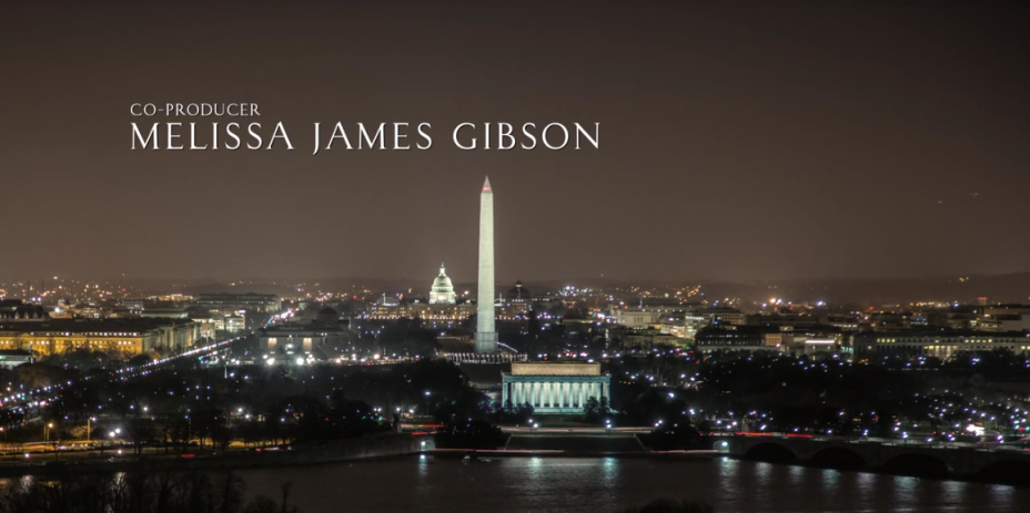 Vista noturna, mais próxima e central do <strong>Rio Potomac</strong>, com as colunas do <strong>Lincoln Memorial </strong>iluminadas, assim como o <strong>Obelisco do</strong> <strong>Monumento a Washington</strong> e a cúpula do <strong>Capitólio</strong>