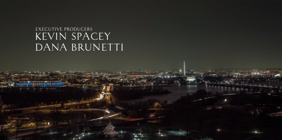 Nesta vista noturna do <strong>Rio Potomac</strong>, a iluminação azul destaca o <strong>John F. Kennedy Center for the Performing Arts</strong>, à esquerda Nesta vista noturna do <strong>Rio Potomac</strong>, a iluminação azul destaca o <strong>John F. Kennedy Center for the Performing Arts</strong>, à esquerda