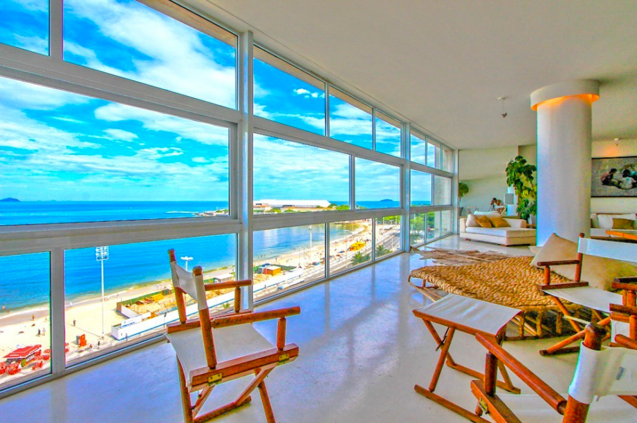 De frente para o Posto 6, na Avenida Atlântica, <a href="https://www.aluguetemporada.com.br/imovel/p3558964" rel="este apartamento" target="_blank">este apartamento</a> tem vista exagerada para a <a href="https://viajeaqui.abril.com.br/estabelecimentos/br-rj-rio-de-janeiro-atracao-praia-de-copacabana" rel="Praia de Copacabana" target="_blank"><strong>Praia de Copacabana</strong></a> De frente para o Posto 6, na Avenida Atlântica, <a href="https://www.aluguetemporada.com.br/imovel/p3558964" rel="este apartamento" target="_blank">este apartamento</a> tem vista exagerada para a <a href="https://viajeaqui.abril.com.br/estabelecimentos/br-rj-rio-de-janeiro-atracao-praia-de-copacabana" rel="Praia de Copacabana" target="_blank"><strong>Praia de Copacabana</strong></a>