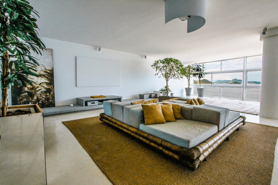 Um projetor faz a função da TV, mas a briga é desleal com a vista... Um projetor faz a função da TV, mas a briga é desleal com a vista...