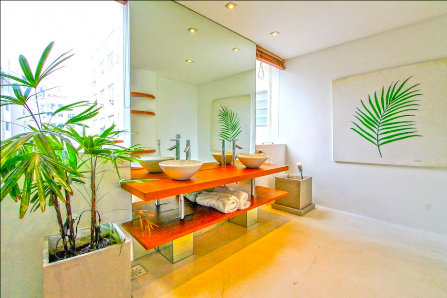 O banheiro – um dos quatro – segue a linha minimalista de bom gosto. Preço pra alugar o "apêzinho": R$ 3 460 a diária, ou R$ 436 para cada um dos 8 ocupantes, a capacidade máxima do imóvel O banheiro – um dos quatro – segue a linha minimalista de bom gosto. Preço pra alugar o "apêzinho": R$ 3 460 a diária, ou R$ 436 para cada um dos 8 ocupantes, a capacidade máxima do imóvel