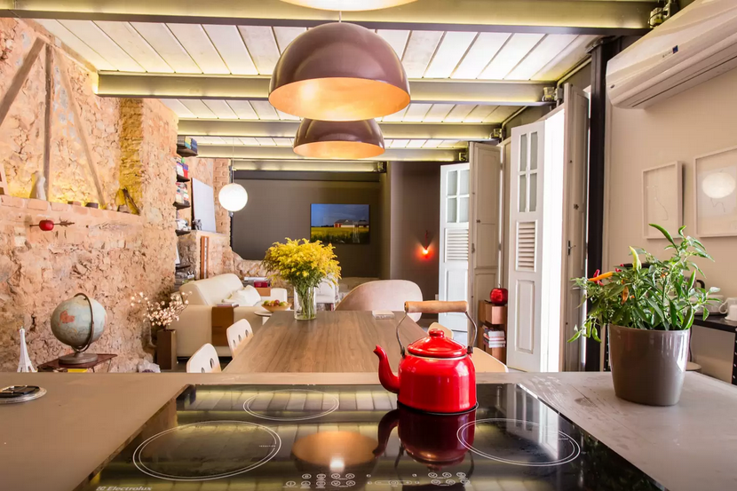 Olha que graça esta <a href="https://www.airbnb.com.br/rooms/4474977?s=kIGOboEj" rel="casa" target="_blank">casa</a> em <a href="https://viajeaqui.abril.com.br/estabelecimentos/br-rj-rio-de-janeiro-atracao-santa-teresa" rel="Santa Teresa" target="_blank"><strong>Santa Teresa</strong></a>, bairro boêmio e artístico do Rio com ladeiras de paralelepípedos que descortinam o Centro e parte da Baía de Guanabara Olha que graça esta <a href="https://www.airbnb.com.br/rooms/4474977?s=kIGOboEj" rel="casa" target="_blank">casa</a> em <a href="https://viajeaqui.abril.com.br/estabelecimentos/br-rj-rio-de-janeiro-atracao-santa-teresa" rel="Santa Teresa" target="_blank"><strong>Santa Teresa</strong></a>, bairro boêmio e artístico do Rio com ladeiras de paralelepípedos que descortinam o Centro e parte da Baía de Guanabara