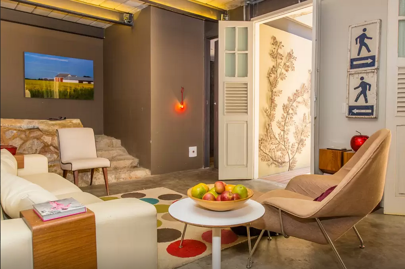 O bucólico imóvel capricha nos detalhes e no bom gosto, como não poderia deixar de ser em Santa Teresa, reduto de ateliers e artistas O bucólico imóvel capricha nos detalhes e no bom gosto, como não poderia deixar de ser em Santa Teresa, reduto de ateliers e artistas